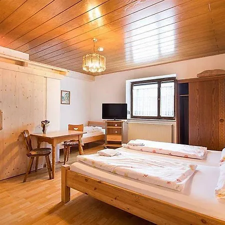 Guest house Hotel Braeustueberl
